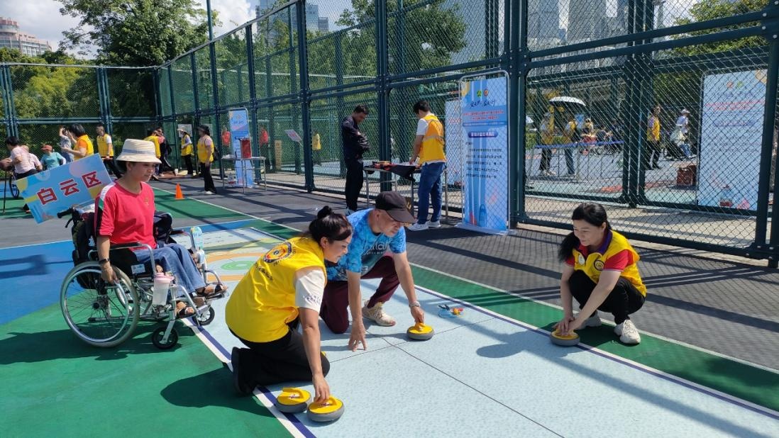 助残志愿服, 愉快的氛围